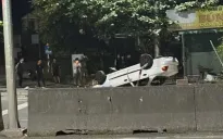 Ô tô lật ngửa trên quốc lộ, 1 người tử vong