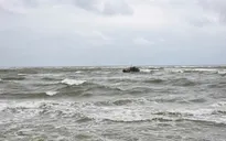 Cứu sống 8 ngư dân bị chìm tàu tại cửa biển Nhật Lệ