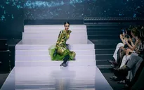 Quán quân Mai Hoa gặp sự cố trong lần đầu trình diễn tại Tuần lễ Thời trang Quốc tế Việt Nam