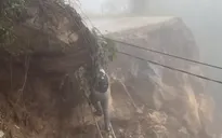 Đường lên thủ phủ sâm Ngọc Linh bị cô lập, người dân bắc thang vượt sạt lở