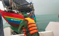 Tàu cá bị thủng đáy chìm ngoài khơi, 3 ngư dân may mắn được cứu
