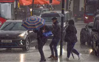 Bão Claudia mang theo mưa lớn, Anh ban hành cảnh báo thời tiết màu vàng