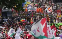 Hàng nghìn người tuần hành tại thành phố Belem (Brazil) kêu gọi hành động vì khí hậu