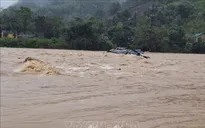 Tìm kiếm tài xế xe container bị lũ cuốn mất tích