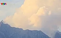 Núi lửa tại Nhật Bản phun trào, tạo cột khói bụi cao hơn 4 km