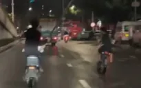 Nhóm thiếu niên mang hung khí gây náo loạn đường phố Hà Nội