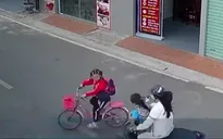 Học sinh đi xe đạp chuyển hướng đột ngột bị xe máy tông trúng