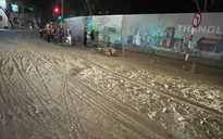 Hà Nội: Xe tải làm rơi bùn giữa đêm, hàng loạt người đi xe máy trượt ngã
