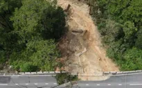 Lâm Đồng: Cận cảnh sạt lở nghiêm trọng ở Đèo Prenn, cấm lưu thông hai chiều