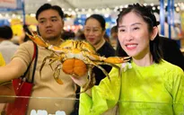 Người dân thích thú thưởng thức món cua tại Lễ hội cua Cà Mau 2025