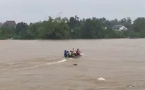 Lật ghe chở 3 người ở Huế, 1 người bị lũ cuốn mất tích