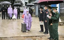 Tiếp nhận 4 đối tượng đang bị truy nã do Trung Quốc trao trả