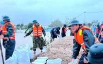 Gia Lai: Quân đội khẩn trương đắp đập tạm ngăn lũ