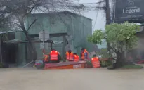 Lữ đoàn 573 đã tổ chức cơ động lực lượng, phương tiện hỗ trợ nhân dân trong mưa lũ