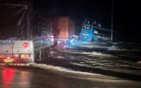 Giải cứu thành công 33 người trên xe khách mất lái giữa dòng lũ