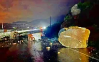 Nhiều tảng đá lớn lăn xuống, chắn ngang một làn đường trên Quốc lộ 1