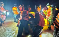 Cán bộ, học viên Học viện Hải quân cứu trợ bà con vùng lũ tại Khánh Hoà