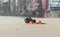 Nhiều nơi ở Khánh Hòa ngập sâu, nước chảy xiết, người dân liên tục cầu cứu