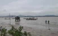 Hai vợ chồng đi đánh cá bị lật thuyền, 1 người mất tích