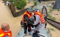 Những vòng tay bộ đội nâng đỡ người già trong biển nước lũ