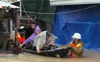 Nhiều người mắc kẹt trên mái nhà, lực lượng cứu hộ Đắk Lắk căng mình suốt ngày đêm