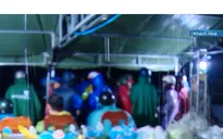 Trắng đêm cứu dân khỏi vùng lũ cô lập, hàng dài người xếp hàng gửi tin cứu hộ người thân