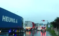 Quốc lộ 1 ngập sâu, hàng dài xe nối đuôi, người dân nấu cơm hỗ trợ người mắc kẹt