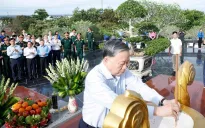 Tổng Bí thư dâng hương tưởng niệm Chủ tịch Hồ Chí Minh và các liệt sỹ ở Phú Quốc