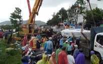 Ca nô du lịch tham gia hỗ trợ dân bị cô lập tại Khánh Hòa