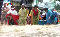 Nước lũ lên nhanh và bất ngờ, nhiều người dân Khánh Hòa trắng đêm không ngủ