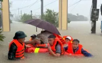 Mưa lũ đặc biệt lớn ở miền Trung khiến 54 người chết và mất tích