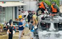 Xe thiết giáp Quân khu 5 vượt lũ xiết cứu dân Đắk Lắk