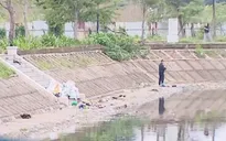 Công viên xuống cấp giữa lòng Thủ đô: Hồ điều hòa bốc mùi, vườn hoa tối om, dây điện hở