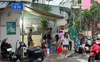 Khánh Hòa: Cúp nước kéo dài, bà con chia sẻ nước sinh hoạt trong mưa lũ