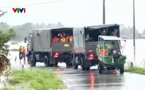 Những đoàn xe nối đuôi nhau tiếp tế lương thực cho bà con vùng lũ Đắk Lắk