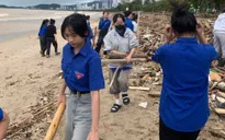 Khánh Hòa: Rác bủa vây sau lũ, hàng trăm sinh viên chung sức làm sạch bờ biển Nha Trang