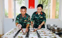 Bếp cơm người lính sưởi ấm tình người vùng lũ