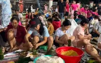 Đồng Nai: Hàng trăm người dân xuyên đêm gói bánh gửi đồng bào lũ lụt