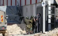 Israel đột kích khắp Bờ Tây, bắt giữ hàng chục người Palestine