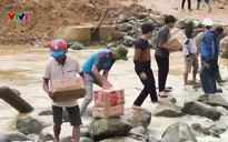 Đưa hàng cứu trợ tới người dân vùng cô lập Khánh Sơn