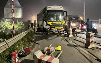 Hà Nội: Ô tô nổ lốp lao vào làn xe máy, 2 người tử vong