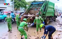 Công nhân môi trường tăng ca dọn vệ sinh, hàng nghìn cán bộ, chiến sĩ giúp dân sau lũ