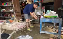 Mọi thứ tan hoang sau lũ, người dân Khánh Hòa tìm mọi cách gượng dậy