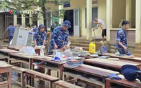Học viên Học viện Hải quân dọn dẹp vệ sinh các lớp học tình thương sau lũ