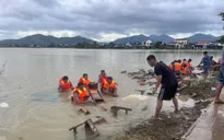 Cán bộ, chiến sĩ hải quân hỗ trợ nhân dân Khánh Hòa và Đắk Lắk dọn bùn đất, vệ sinh nhà cửa