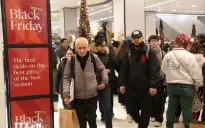 Người Mỹ thắt chặt chi tiêu dịp lễ do áp lực kinh tế