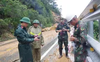 Phá nổ đất đá sạt lở, mở đường tại đèo Khánh Lê