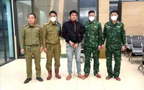 Công an Lào bàn giao 2 đối tượng trốn lệnh truy nã cho Việt Nam