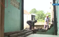 Người dân Đắk Lắk cùng dọn bùn, xếp gạch, giúp nhau gom lại hy vọng sau lũ