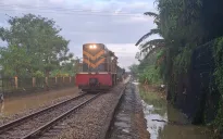 Đường sắt Bắc - Nam thông tuyến sau nhiều ngày tê liệt do mưa lũ